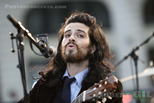 DEVENDRA BANHART - 2005-09-28 - PARIS - Place de la Bourse - 